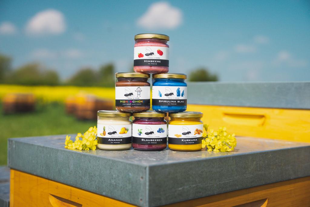 Honiggläser von Grega´s Imkerei auf einer Bienenbeute