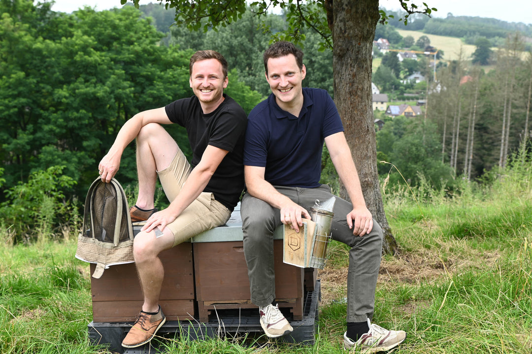 Florian und Leon Grega von Grega´s Imkerei begeistern mit leckeren und einzigartigen Honigspezialitäten von den eigenen Bienenvölkern. Deine Familienimkerei aus der nähe von Köln.
