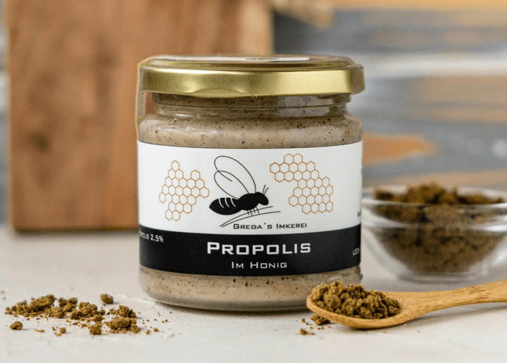 Propolishonig direkt vom Imker aus der Nähe. Grega´s Imkerei mit Propolis im Honig