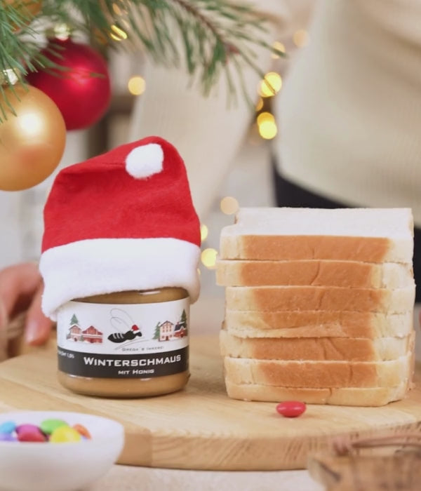 Zimt im Honig mit Weihnachtsmütze